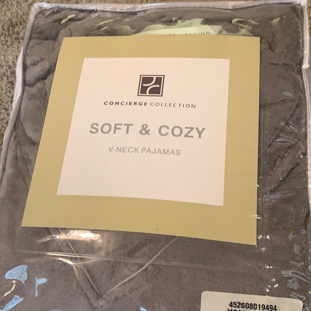 Concierge Collection V-neck pajamas grey, size 2X/3X. Very Soft